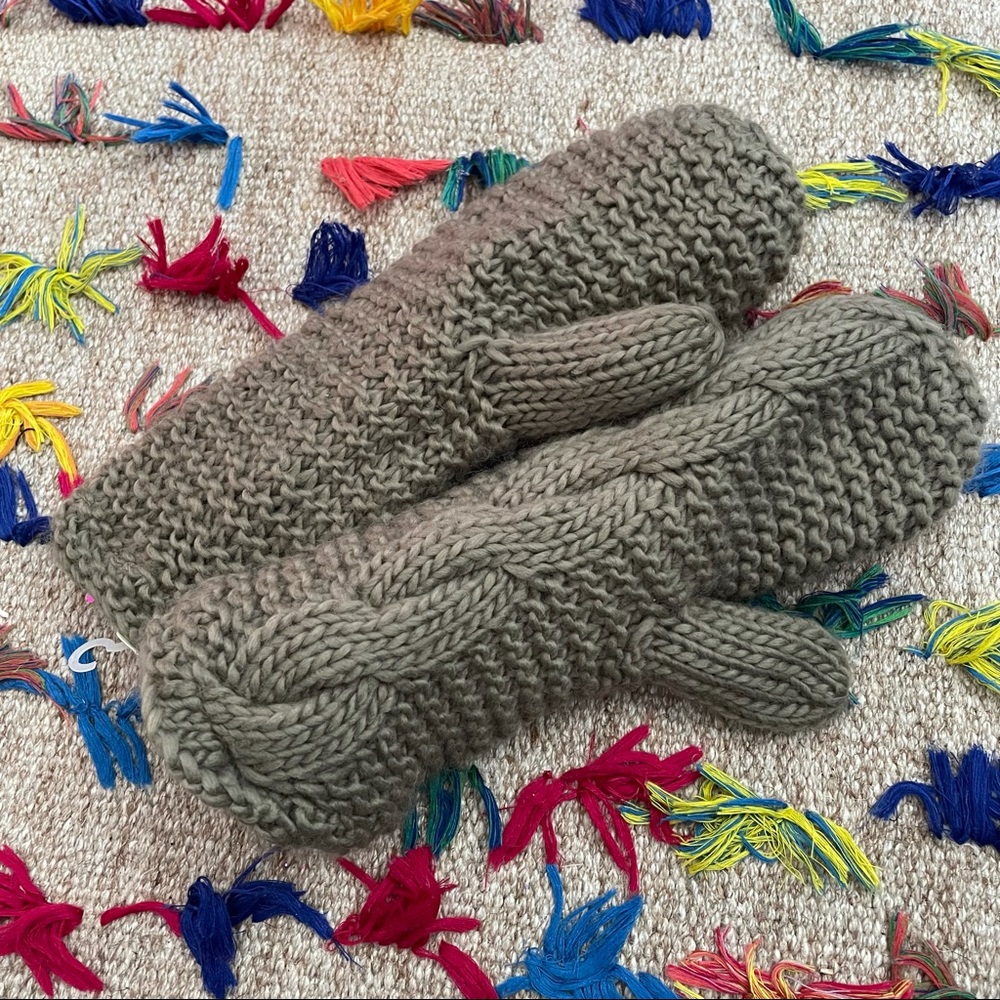 Nwt olive thick mittens